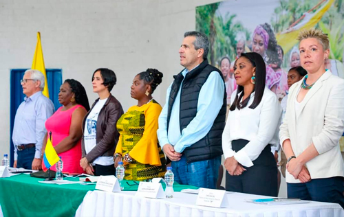 Clemencia Carabalí en diálogo con las mujeres del Macizo Colombiano Clemencia Carabalí en diálogo con las mujeres del Macizo Colombiano