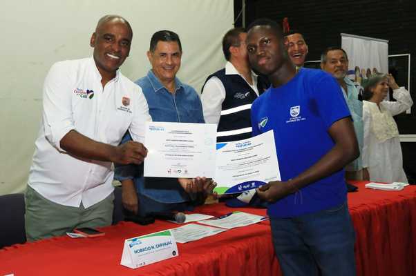 685 jóvenes finalizaron con éxito su formación académica