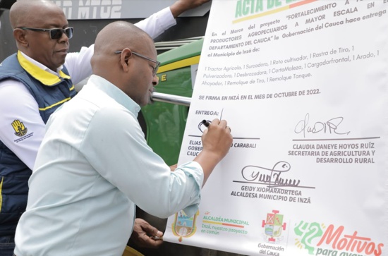 Con maquinaria verde fortalecen el agro en el oriente caucano Con maquinaria verde fortalecen el agro en el oriente caucano