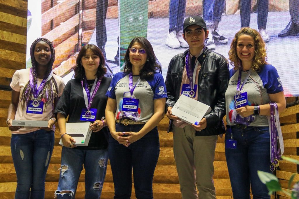 integrantes del equipo The Ghost subcampeón en la categoría creación de videojuegos integrantes del equipo The Ghost subcampeón en la categoría creación de videojuegos