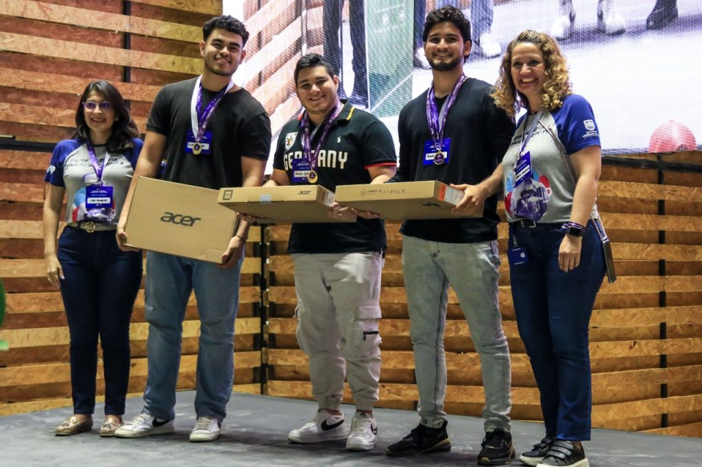participantes del equipo Multi Vagos campeón de la competencia de creación de videojuegos participantes del equipo Multi Vagos campeón de la competencia de creación de videojuegos