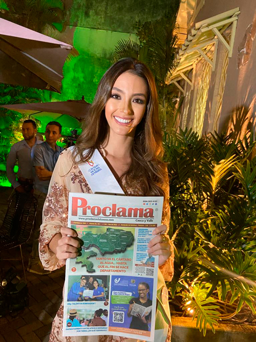 Juanita Urrea informándose con Proclama Cauca y Valle