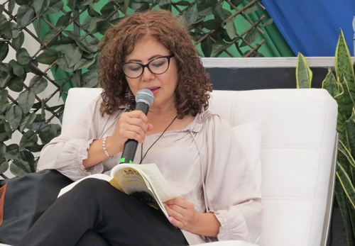 Me gusta más escribir que hablar: Pilar Vélez Me gusta más escribir que hablar: Pilar Vélez