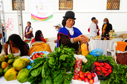 Mujer rural, sembrando vida y paz.
