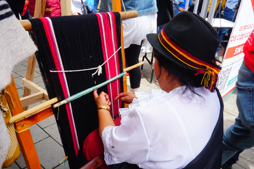 Mujer rural, sembrando vida y paz.