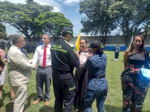 Reconocimiento a Adriana Lorena Vargas Hincapié Director del INPEC brigadier general Tito Yesid Castellanos Tuay coloca la distinción a la profesional Adriana Lorena Vargas Hincapié.