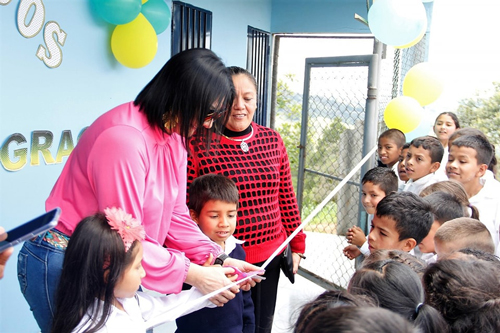 Administración Municipal entrega baterías sanitarias a la I.E Las Mercedes