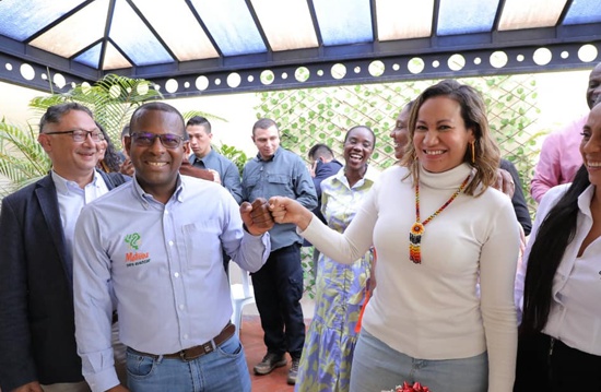 Elías Larrahondo Carabalí junto a la ministra de salud Carolina Corcho
