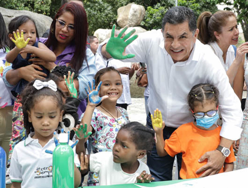 niños felices en la feria distrital