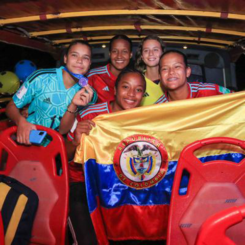 Un fervoroso recibimiento para las superpoderosas Un fervoroso recibimiento para las superpoderosas