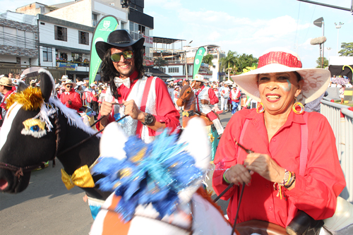 Fatima de la comparsa cabalgando con felicidad.