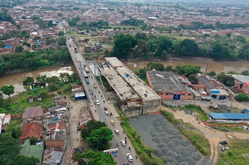 Continúan las obras del puente de Juanchito Continúan las obras del puente de Juanchito