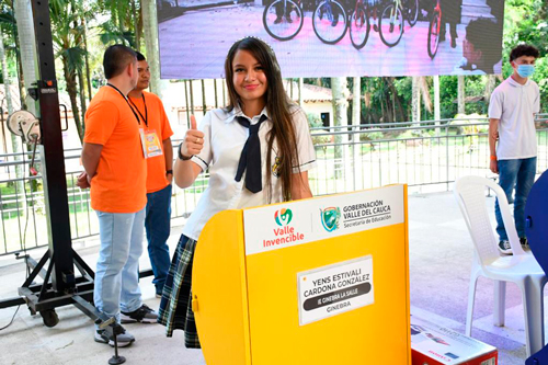 Yens Estivali Cardona de 17 años se convirtió en el segundo mejor puntaje del Valle del Cauca Yens Estivali Cardona de 17 años se convirtió en el segundo mejor puntaje del Valle del Cauca