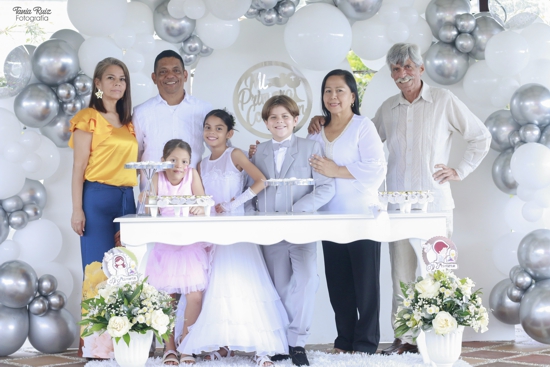Felicidades a Juan Ángel y Ana Sofía en su Primera Comunión Felicidades a Juan Ángel y Ana Sofía en su Primera Comunión