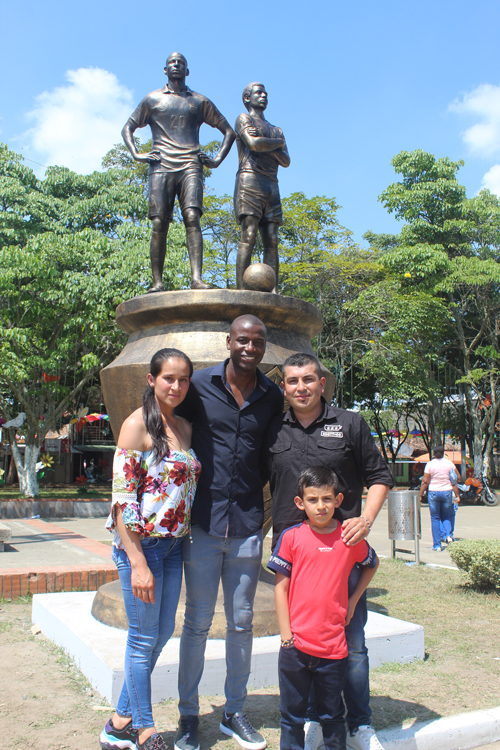 Adrián Ramos junto a Andrés Vergara, arquitecto y creador del monumento