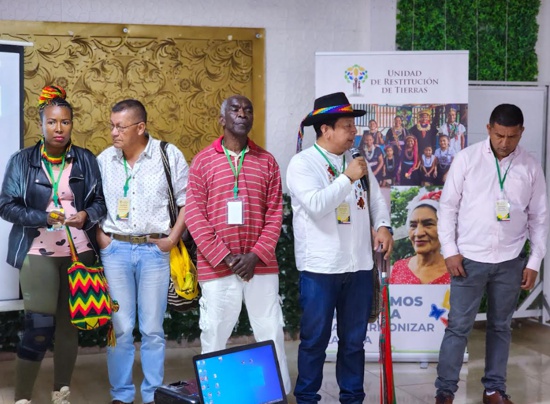 Diálogos entre comunidades étnicas y gobierno para restitución de tierras Diálogos entre comunidades étnicas y gobierno para restitución de tierras