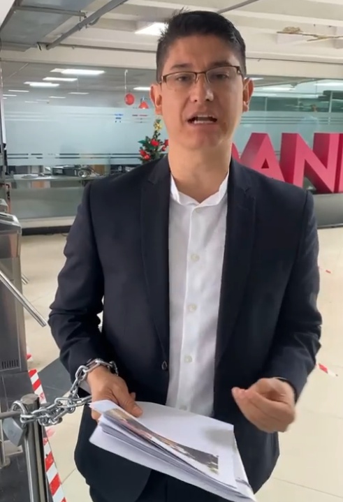 Alcalde de La Vega se encadenó en el Dane en Bogotá