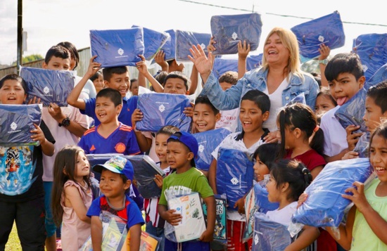 Alcaldía de Popayán entregó kits escolares en la comuna 7 Alcaldía de Popayán entregó kits escolares en la comuna 7
