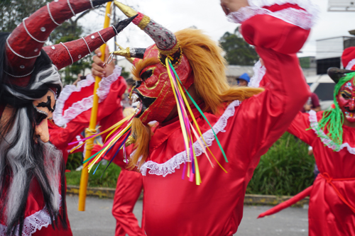 Desfile de Mil colores con las Carrozas y comparsas en Popayán