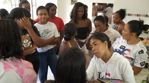 Empoderar a mujeres a través de talleres de belleza Empoderar a mujeres a través de talleres de belleza
