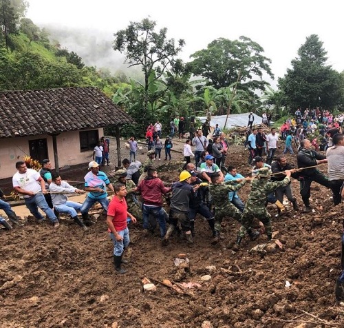 Comunidades bloquean vía alterna en el sur del Cauca piden cumplimiento al Gobierno Petro
