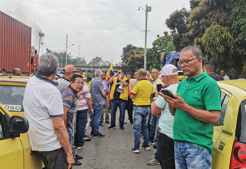 Taxistas levantan el paro Taxistas levantan el paro