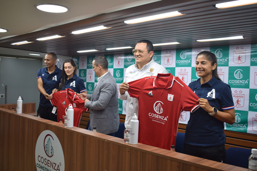 Durante el mes de la mujer, el equipo femenino del América de Cali recibió patrocinio Durante el mes de la mujer, el equipo femenino del América de Cali recibió patrocinio