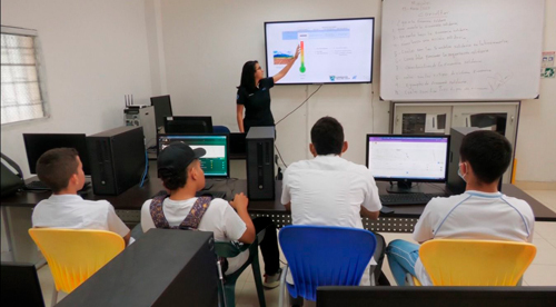 Cosechando el futuro con tecnología: docentes y estudiantes