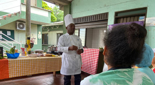 Chef enseña su arte en el Distrito de Aguablanca