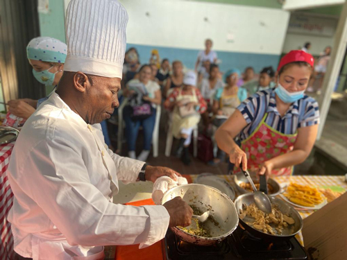 Chef enseña su arte en el Distrito de Aguablanca