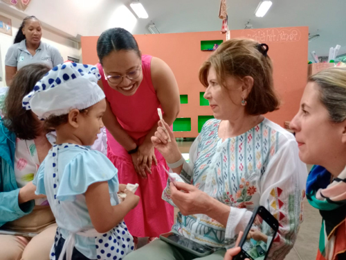 Presidenta de Plaza Sésamo visita a niños en Cali Presidenta de Plaza Sésamo visita a niños en Cali