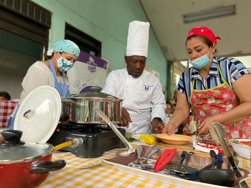 Chef enseña su arte en el Distrito de Aguablanca