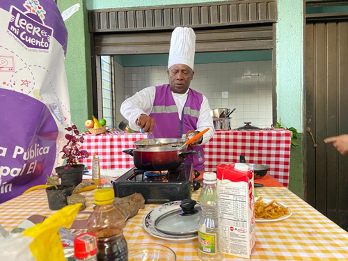 Chef enseña su arte en el Distrito de Aguablanca