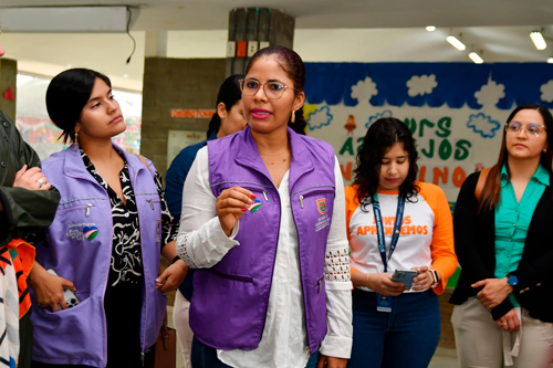 Presidenta de Plaza Sésamo visita a niños en Cali Presidenta de Plaza Sésamo visita a niños en Cali