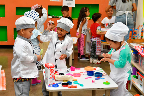 Presidenta de Plaza Sésamo visita niños en UTS de Cali Presidenta de Plaza Sésamo visita niños en UTS de Cali