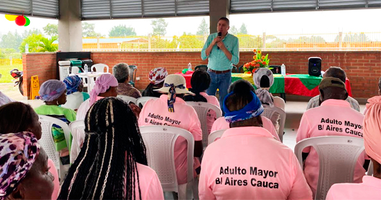 Alcalde de Buenos Aires celebra con los adultos mayores Alcalde de Buenos Aires celebra con los adultos mayores