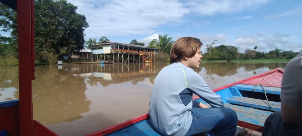 El Río Yavarí es afluente del Río Amazonas, divide la frontera Perú - Brasil. En sus aguas se puede encontrar una amplia variedad de peces y delfines.