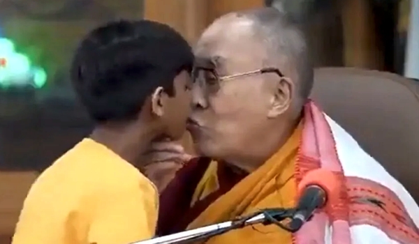 El beso con lengua de dios