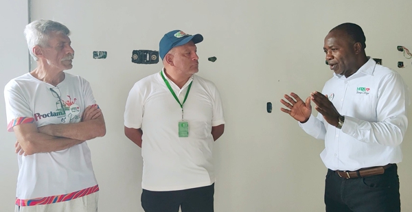 Alfonso Luna Geller, director Proclama del Cauca y Valle; Didier Golondino, ingeniero de la Secretaría de Salud del Cauca y el médico José E. Mina, gerente. Alfonso Luna Geller, director Proclama del Cauca y Valle; Didier Golondino, ingeniero de la Secretaría de Salud del Cauca y el médico José E. Mina, gerente.