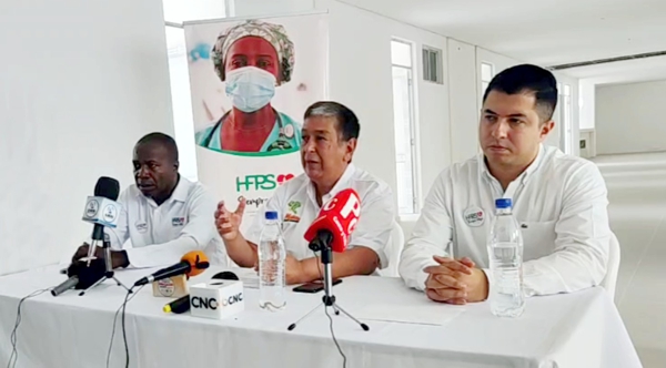 Contraloría abrió investigación por construcción HFPS Este hospital FPS no será un “elefante blanco”: Rodrigo Astaíza Para que Santander de Quilichao, como centro neurálgico del Norte del Cauca, al fin pueda contar con una institución hospitalaria con un nivel de complejidad que permita resolver no solo las necesidades de atención básicas, sino avanzar a los servicios del nivel superior, relacionados con la atención en servicios ambulatorios, servicios de urgencias, servicios de laboratorio, servicio de imagenología, farmacia, hospitalización, servicio de apoyo terapéutico, medicina interna, pediatría, gineco-obstetricia, cirugía general y psiquiatría, entre otros, nos toca seguir esperando, y con paciencia. Ante los atrasos presentados, que, obviamente, exasperan a la población, el Gobierno Departamental hace todos los esfuerzos necesarios para re-orientar cronogramas y recursos y garantizar que lo desarrollado hasta ahora, no se convierta en otro “elefante blanco”. El pasado viernes un grupo de periodistas fue invitado por el Gobierno Departamental para informarle a las comunidades sobre el estado actual de la obra Hospital Francisco de Paula Santander y visitar las instalaciones ubicadas sobre la vía Santander de Quilichao – Cali, al lado del Campus Universidad del Valle. Pudimos confirmar que lo construido hasta hoy, que corresponde a un avance aproximado al 70 % de lo proyectado, se encuentra en buenas condiciones y con servicios de mantenimiento y seguridad. Por parte de la Gobernación estuvieron presentes el secretario de infraestructura, ingeniero José Rodrigo Astaiza Gallego y el jefe de la Oficina Asesora Jurídica, Juan Fernando Ortega Olave, además del gerente de la ESE Hospital Francisco de Paula Santander, médico José Elber Mina Castillo, quienes estuvieron acompañados de otros funcionarios. De acuerdo con el informe presentado, desde el 8 de septiembre de 2017, cuando inició la construcción del nuevo hospital, hasta el pasado 31 de octubre, fecha en que se hizo evidente el incumplimiento derivado de la insolvencia económica y baja capacidad operativa del contratista, aunque no ha habido detrimento de recursos oficiales, porque los pagos se han realizado por obra terminada y recibida, el incumplimiento motivó un proceso sancionatorio con multa de 420 millones de pesos, que quedó en firme en marzo de 2023, y se adelanta la liquidación del contrato. Según los representantes de las entidades oficiales, se prepara un nuevo proceso licitatorio, cuya adjudicación puede durar otros dos o tres meses, mientras se realizan nuevos estudios previos y demás trámites requeridos. Por otra parte, se informó que el proyecto de dotación hospitalaria, de acuerdo con las normas técnicas, está previsto con una inversión de 23.000 millones de pesos. El médico Mina Castillo explicó que se encuentra en proceso de formulación y viabilización legal. Por esta razón, calculó que la institución quedará lista para el servicio público, unos seis meses después de que se entregue totalmente la infraestructura física y tecnológica. En este sentido, el gerente del HFPS dijo que se tramita dicha financiación y que se ha avanzado por el sistema de obras por impuestos con empresarios del sector industrial que han hecho una oferta de 8.000 millones. El resto corresponderá a dineros públicos provenientes de los gobiernos Nacional y Departamental. Inversiones realizadas y pendientes Al ser consultadas las inversiones realizadas desde que la obra del hospital de mediana complejidad Francisco de Paula Santander ESE - Santander de Quilichao se diseñó como prioritaria en el Contrato Plan Norte del Cauca, que inició el 19 de enero de 2013 con la suscripción del Acuerdo Estratégico entre el Departamento Nacional de Planeación, la Gobernación de Cauca y las 13 alcaldías, se respondió que la construcción arrancó en el año 2017 con un presupuesto cercano a los 37.000 millones de pesos. De esa asignación, se han ejecutado 25.000 millones. El nuevo contrato alcanzará hasta un monto total de otros 24.500 millones de pesos. Además, quedaría pendiente la dotación de equipos, que como ya se dijo, alcanzaría un presupuesto total de $23.000 millones. Esta obra, como dijo en su momento el Ministro de Salud y Protección Social, Alejandro Gaviria, “será un símbolo para Colombia en el marco de la historia de posconflicto que se empieza a escribir en el país: “Este es el hospital público más importante que se está construyendo en Colombia, gracias a un proceso de articulación hoy se hace realidad, está listo el cierre financiero, están listos los recursos, para ejecutar el proceso con prontitud. Este es un símbolo de posconflicto y queremos que sea un símbolo de paz que da esperanza a los colombianos”. Seguimos esperando, ahora, con más paciencia.