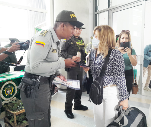 Gestora social recibe a los turistas en Popayán