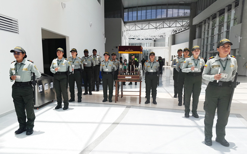 Gestora social recibe a los turistas en Popayán