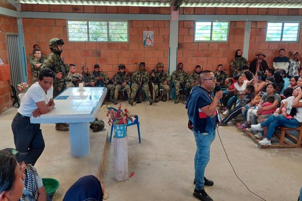 Liberados los militares retenidos en Toribío Liberados los militares retenidos en Toribío