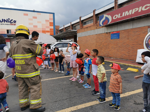 Los niños celebran su día siendo bomberos por un día