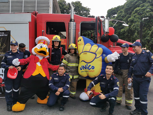 Los niños celebran su día siendo bomberos por un día