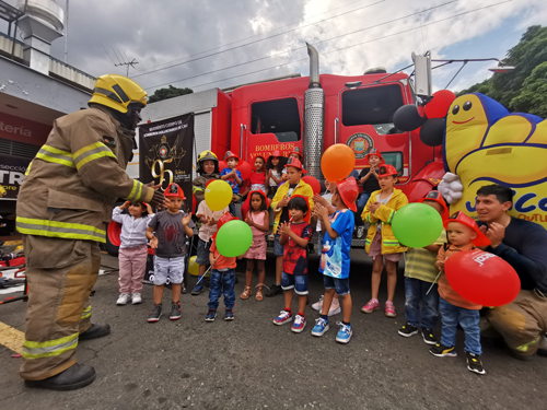 Los niños celebran su día siendo bomberos por un día
