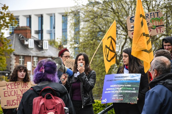 A nombre de comunidades caucanas protestaron en Irlanda contra Smurfit