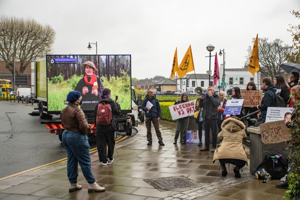 A nombre de comunidades caucanas protestaron en Irlanda contra Smurfit 