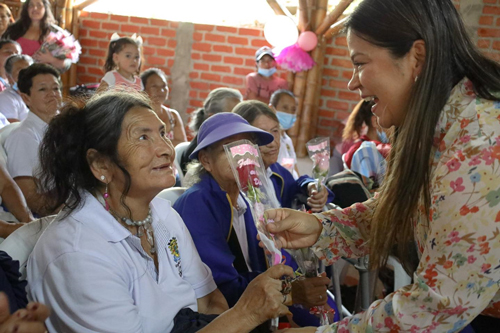 Adultos mayores celebraron el día de la madre 