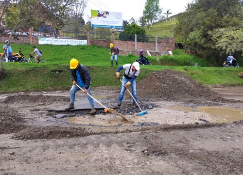 Alcaldía inicia rehabilitación vial en Guayacanes del Río